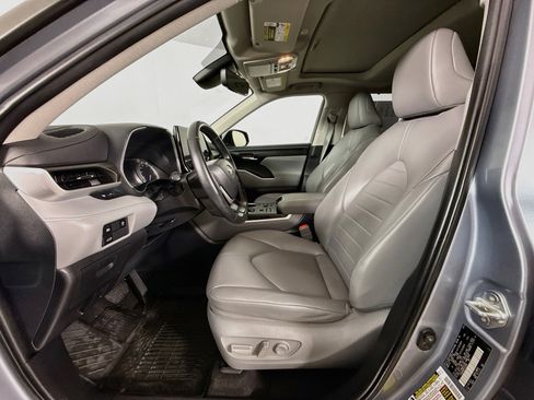 Used 2023 Toyota Highlander XLE AWD/4WD image 22