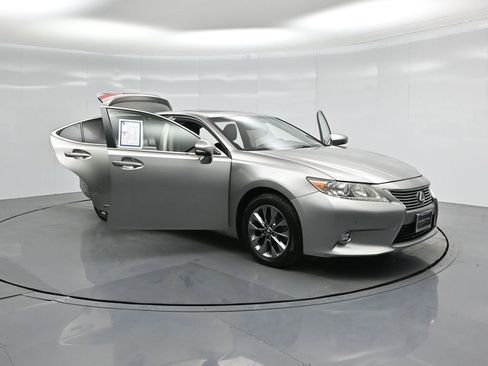 Used 2015 Lexus ES 300h image 32