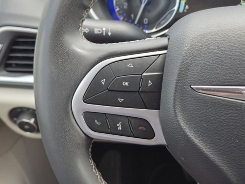 Used 2023 Chrysler Pacifica Touring-L image 30