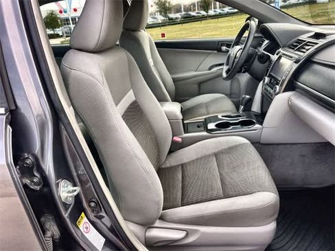 Used 2014 Toyota Camry XLE image 12