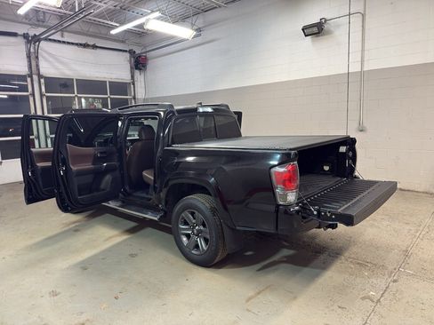 Used 2016 Toyota Tacoma Limited w/ Towing Package image 10