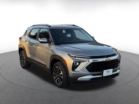 Used 2025 Chevrolet TrailBlazer LT image 3