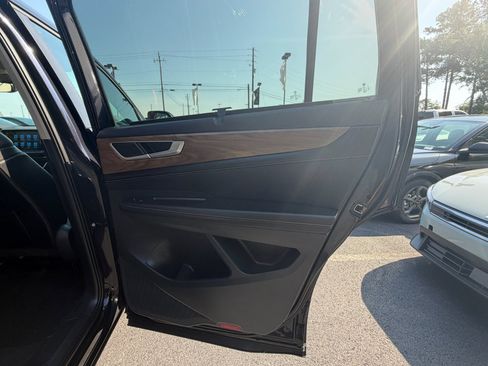 Used 2025 Volkswagen Atlas SE FWD image 19