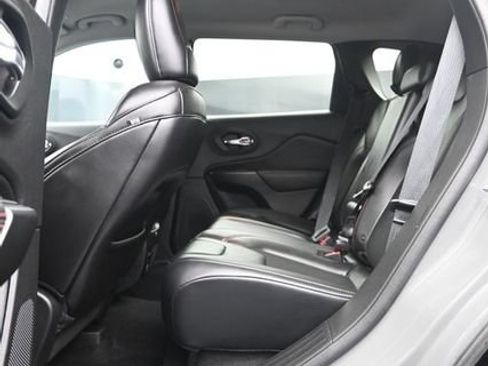 Used 2019 Jeep Cherokee Trailhawk w/ Cold Weather Group AWD/4WD image 8