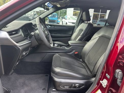 Used 2025 Jeep Grand Cherokee Altitude AWD/4WD image 13