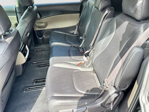 Used 2025 Kia Carnival FWD image 25