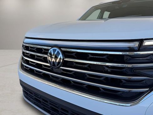 Used 2025 Volkswagen Atlas SE image 2