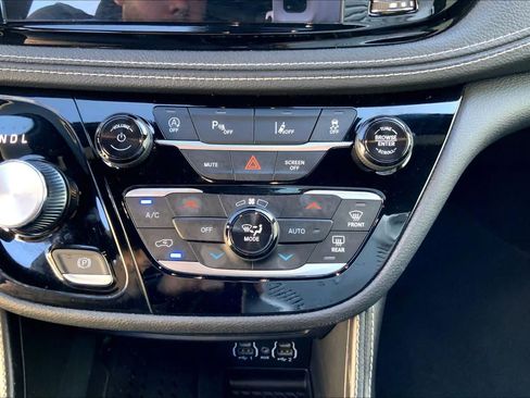 Used 2025 Chrysler Pacifica Limited FWD image 34