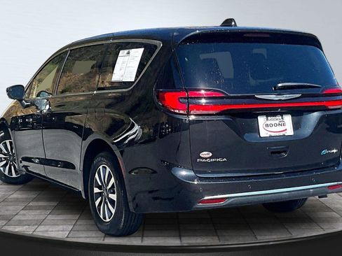 Used 2023 Chrysler Pacifica Touring-L w/ Uconnect Theater Family Group FWD image 2
