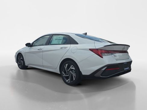 New 2025 Hyundai Elantra SEL image 5
