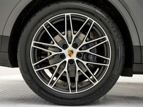 Certified 2024 Porsche Cayenne AWD/4WD image 30