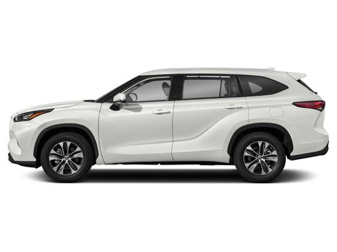 Used 2021 Toyota Highlander XLE FWD image 3