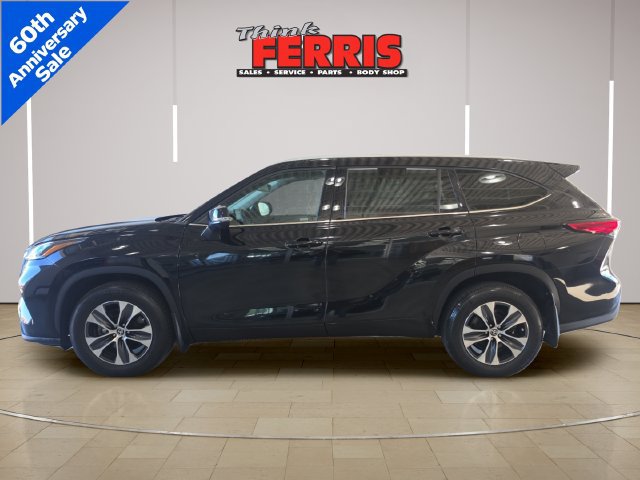 Used 2022 Toyota Highlander XLE AWD/4WD image 2