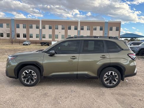 Used 2025 Subaru Forester Premium image 2