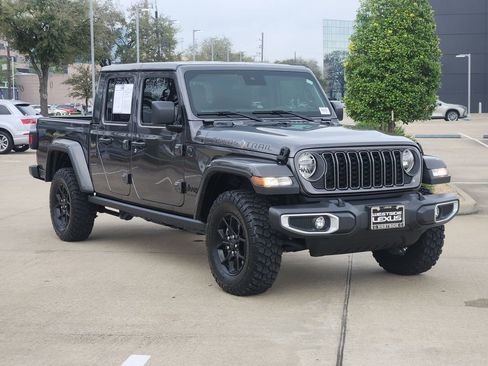 Used 2025 Jeep Gladiator Sport image 3