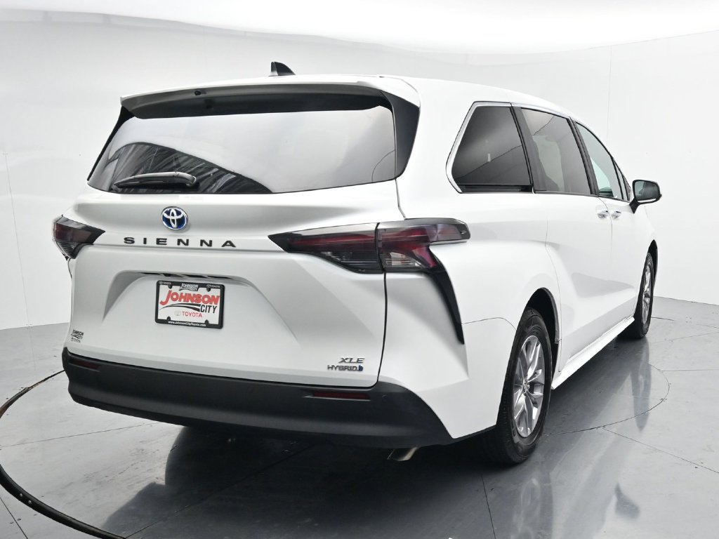 Used 2024 Toyota Sienna XLE FWD image 6