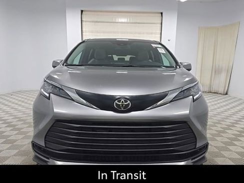 Used 2026 Toyota Sienna LE FWD image 4
