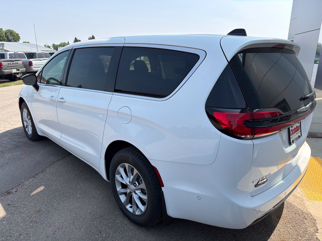 New 2025 Chrysler Pacifica Select AWD/4WD image 6