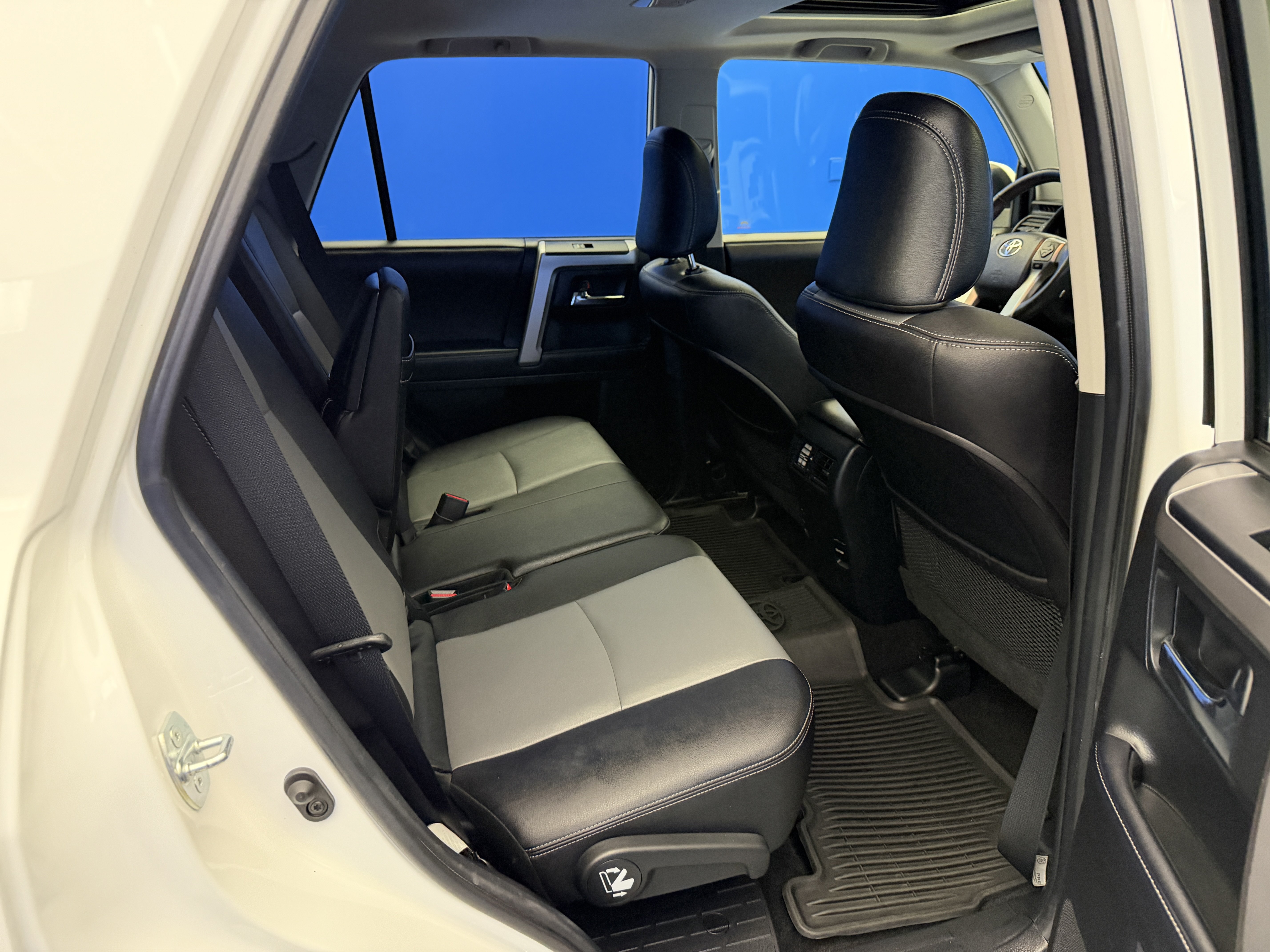 Used 2018 Toyota 4Runner SR5 Premium AWD/4WD image 26