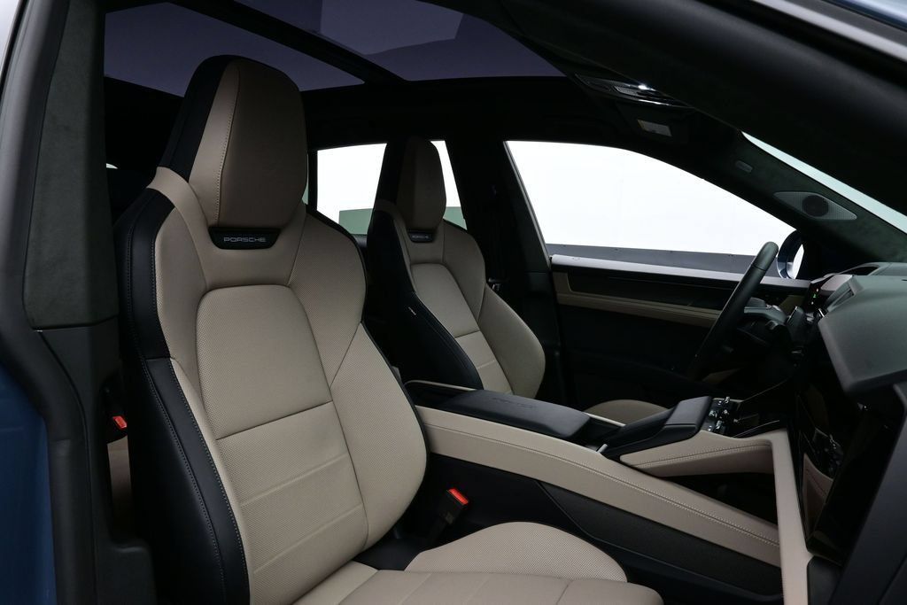 Certified 2026 Porsche Cayenne Turbo AWD/4WD image 18