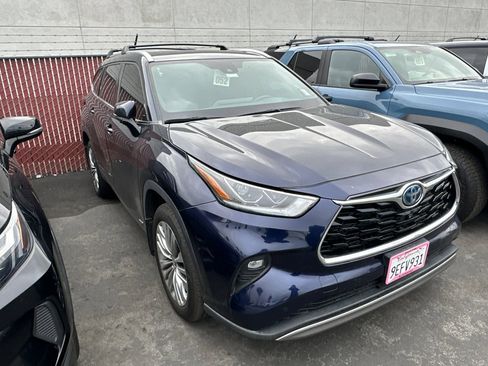 Used 2023 Toyota Highlander Platinum image 2