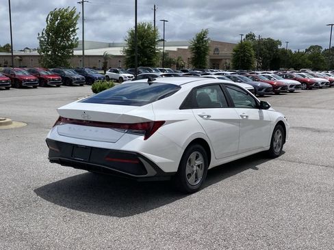 New 2026 Hyundai Elantra SE FWD image 8