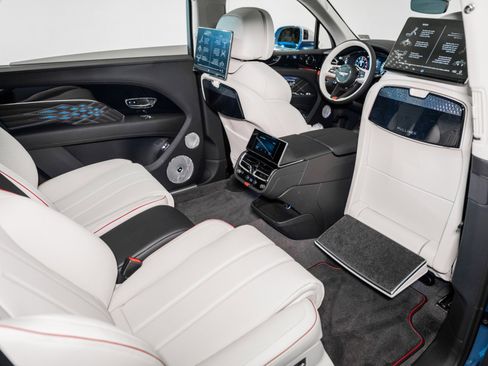 Used 2025 Bentley Bentayga Extended Wheelbase image 33