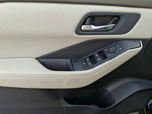 Used 2024 Nissan Rogue SV image 16