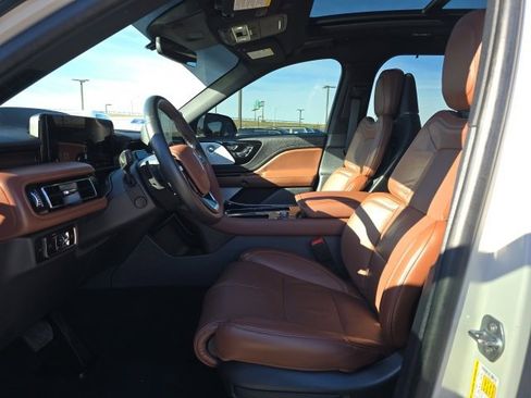 Used 2025 Lincoln Aviator Reserve w/ Equipment Group 201A image 11