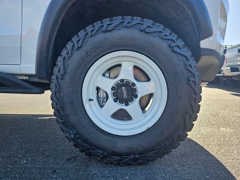 Used 2025 Chevrolet Colorado ZR2 w/ Technology Package AWD/4WD image 9