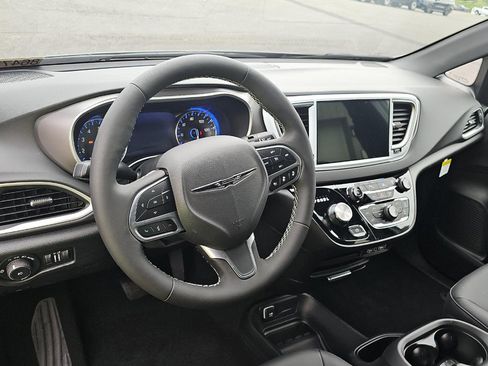 Used 2025 Chrysler Pacifica Select FWD image 9