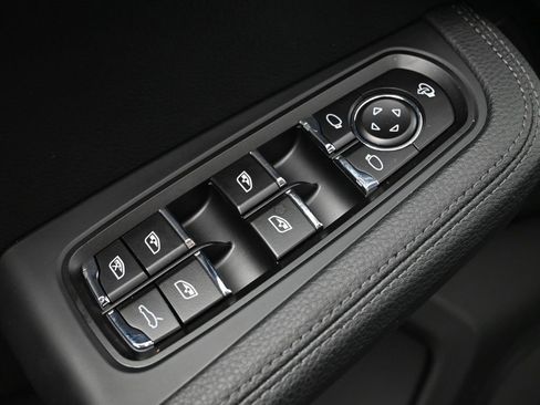 Certified 2026 Porsche Macan image 19