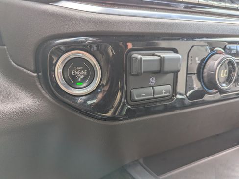 Certified 2022 Chevrolet Silverado 1500 LT w/ Convenience Package II AWD/4WD image 19