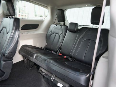 Used 2024 Chrysler Pacifica Touring-L image 12