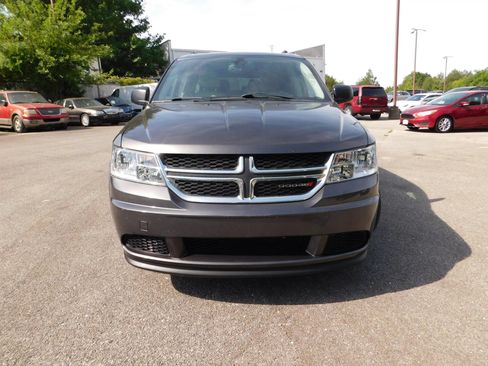 Used 2019 Dodge Journey SE FWD image 3