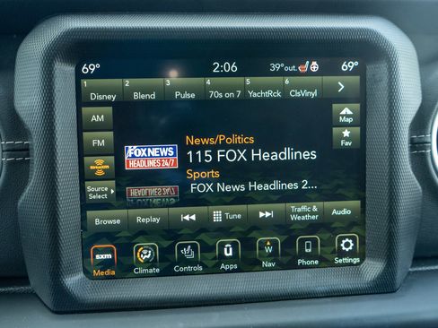 Used 2022 Jeep Wrangler Unlimited Sahara w/ Cold Weather Group image 16