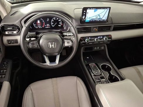 Used 2025 Honda Pilot Touring image 2