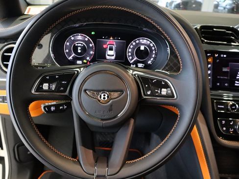 Used 2025 Bentley Bentayga image 6