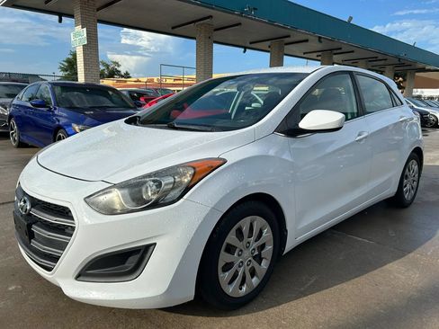 Used 2017 Hyundai Elantra GT FWD image 1