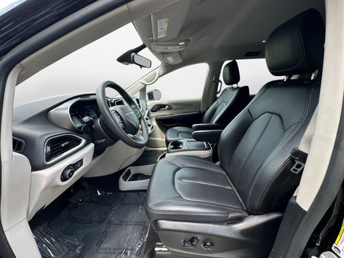 Used 2024 Chrysler Pacifica Touring-L FWD image 9