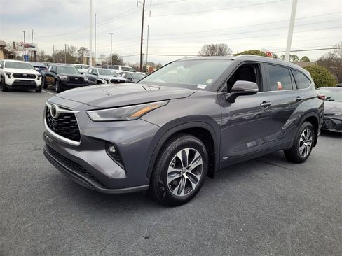 Certified 2025 Toyota Highlander XLE image 3