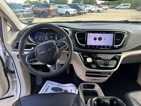 Used 2023 Chrysler Pacifica Touring-L FWD image 13