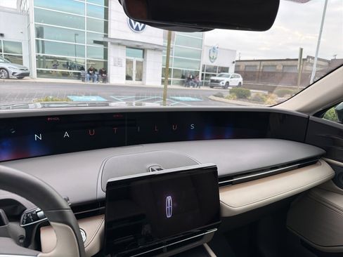 Used 2025 Lincoln Nautilus Reserve image 3