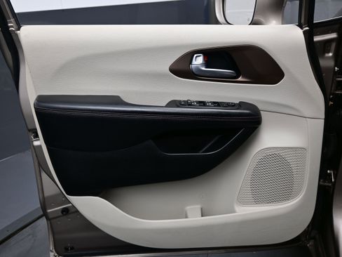 Used 2018 Chrysler Pacifica Touring-L Plus w/ Advanced Safetytec Group FWD image 9