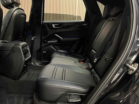 Used 2019 Porsche Cayenne w/ Premium Package AWD/4WD image 27