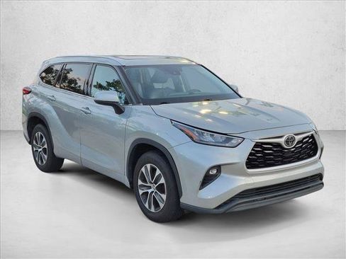 Used 2020 Toyota Highlander XLE FWD image 3
