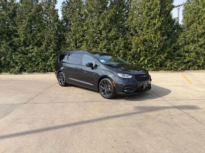 Used 2022 Chrysler Pacifica Limited w/ Uconnect Theater Family Group