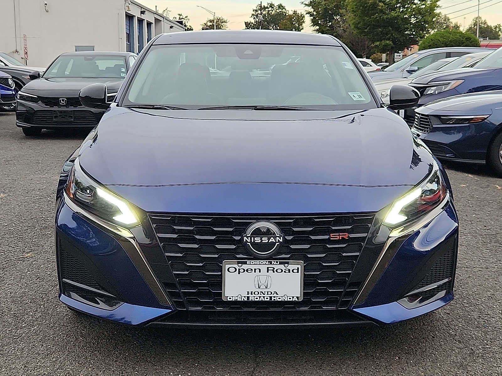 Used 2023 Nissan Altima 2.5 SR FWD image 2