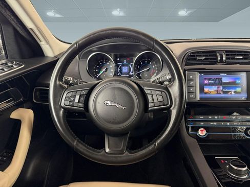 Used 2018 Jaguar F-PACE Premium image 23