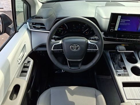 Used 2026 Toyota Sienna XLE FWD image 12